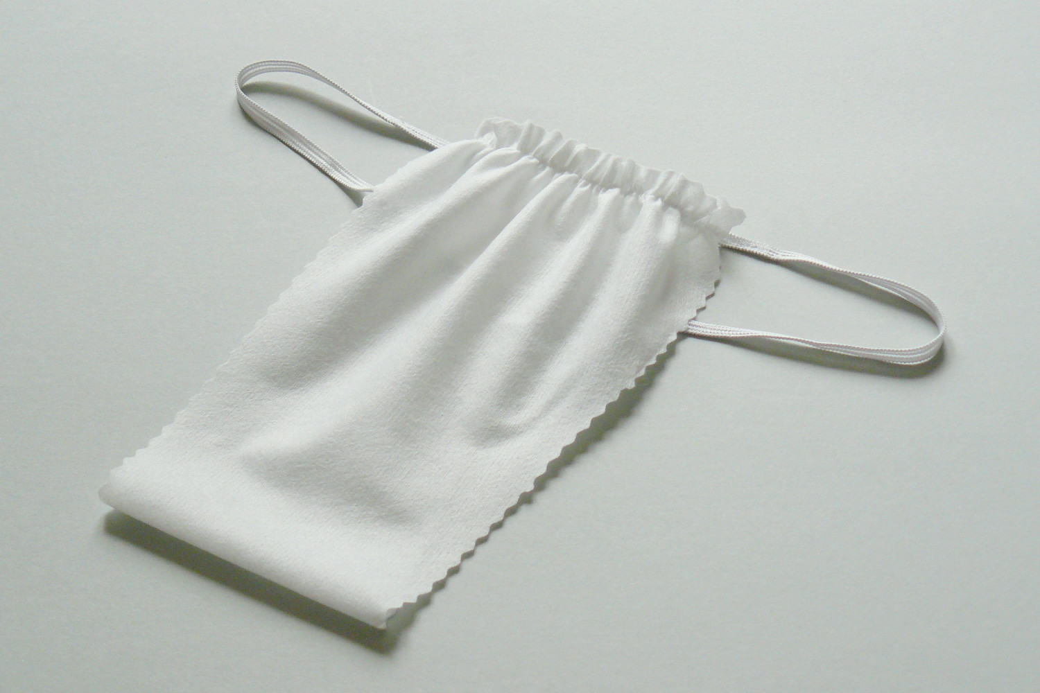 Oferowana przez nas bielizna produkowana jest w naszej firmie, dzięki czemu gwarantujemy wysoką jakość i staranność wykonania. Każda sztuka pakowana jest indywidualnie w foliowy woreczek.