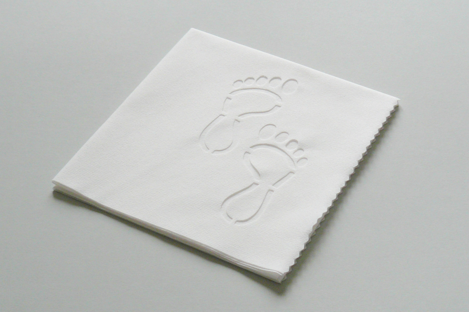 Prześcieradła konfekcjonowane są przez naszą firmę i składane w spos&oacute;b umożliwiający łatwe rozłożenie ich na ł&oacute;żku. Oferujemy także wł&oacute;kninowe pokrycia na wycięcie w stole lub podgł&oacute;wek.