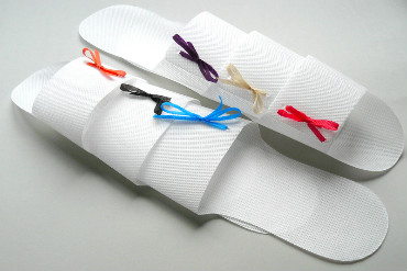 W naszej ofercie posiadamy kapcie oraz klapki o ciekawych krojach i zr&oacute;żnicowanej kolorystyce, kt&oacute;rą możesz dopasować do swojego gabinetu lub salonu. Posiadamy zar&oacute;wno obuwie piankowe jak i wł&oacute;kninowe.